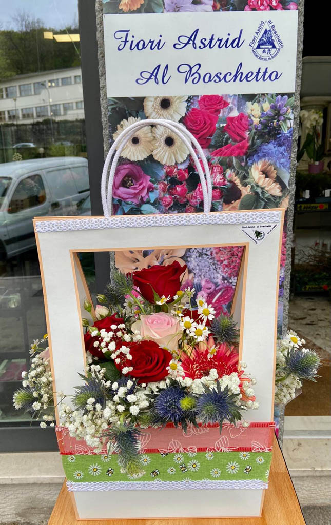 Festa della mamma: composizione in borsetta con fiori assortiti e rose rosse