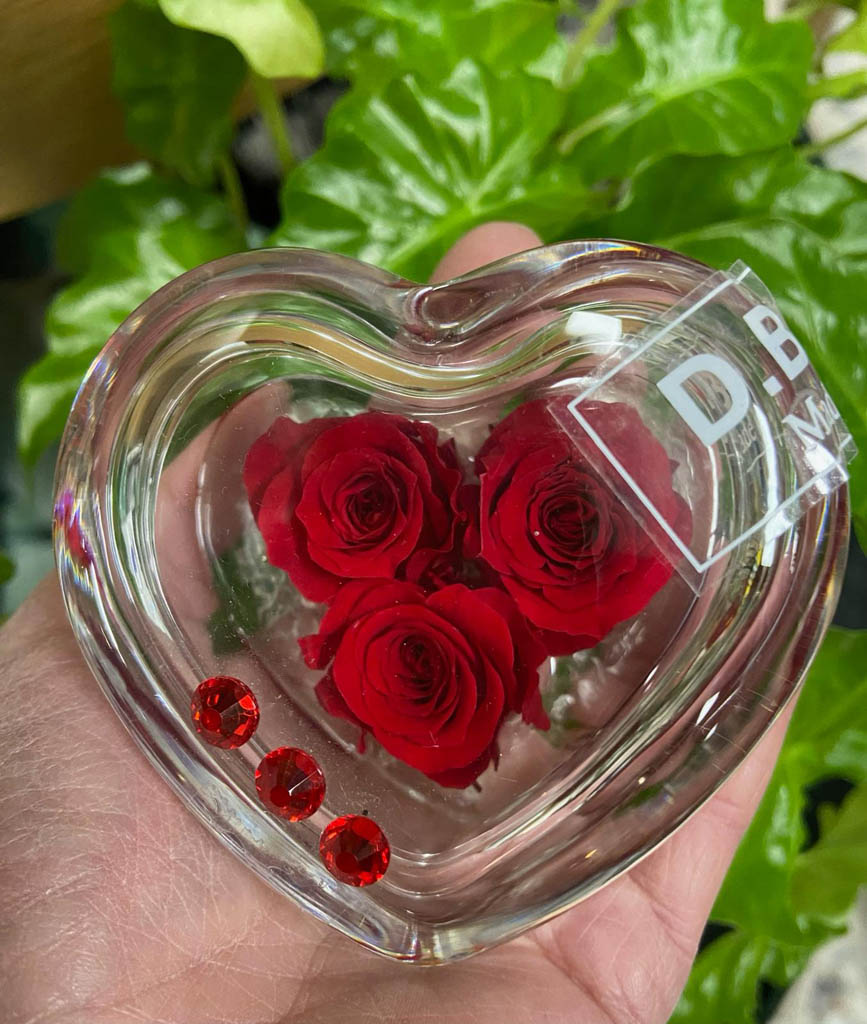 Festa della mamma: composizioni con cristallo e rose stabilizzate