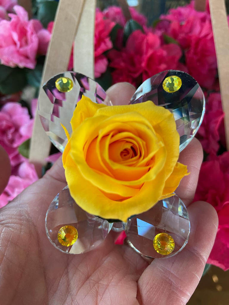 Festa della mamma: composizioni con cristallo e rosa stabilizzata