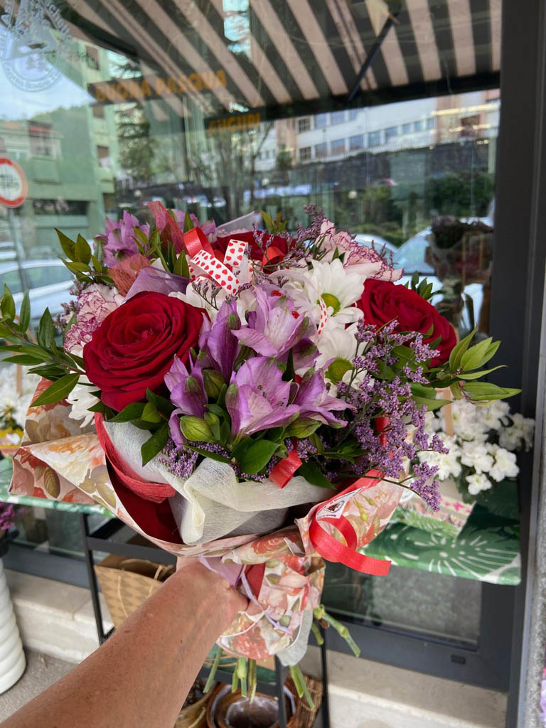 Festa della mamma: rose rosse e Alstromeria lilla con margherite