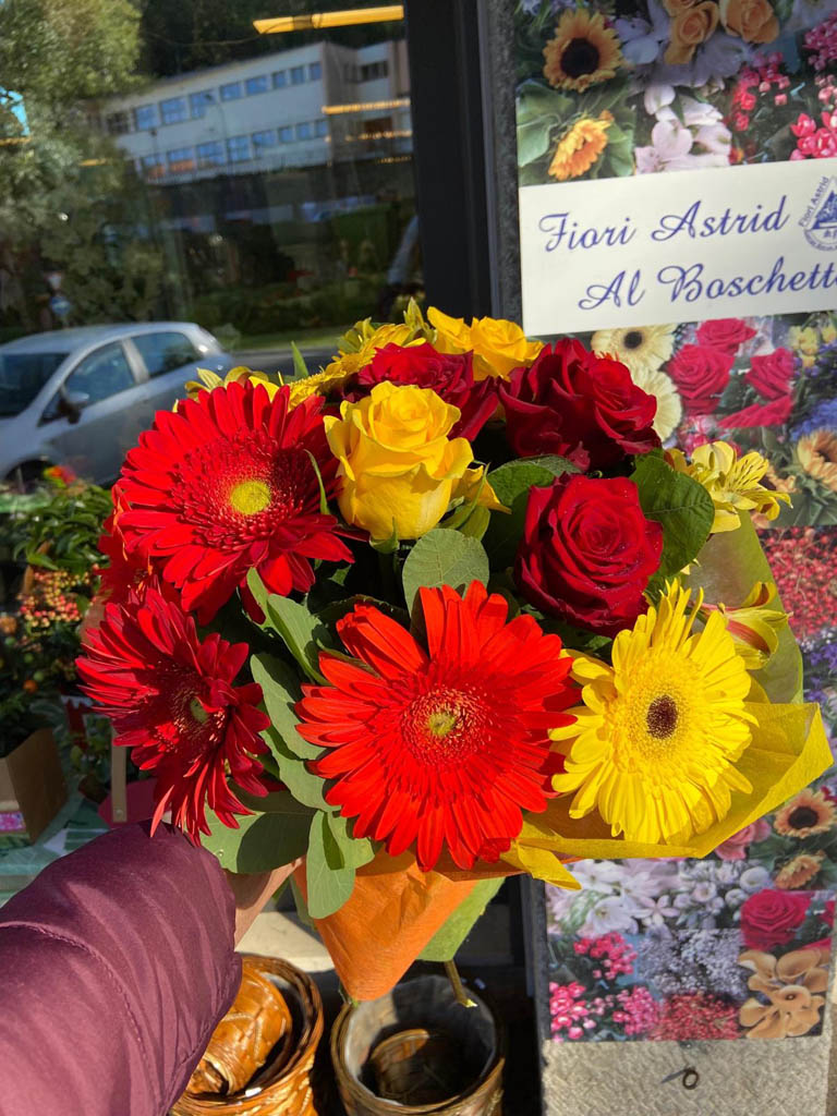 Rose e gerbere sui toni del giallo e rosso