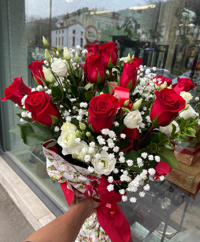 Rose rosse, lisiantus bianchi e gipsofila